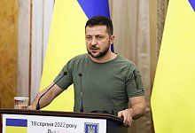 Mit Blick auf ein halbes Jahr Krieg, hat Selenskyj die Ukrainer auf einen harten Kampf eingeschworen. - -/kyodo/dpa