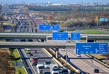 Autobahnverkehr - Schkeuditzer Kreuz - Hendrik Schmidt/dpa