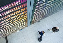 Eine Anzeige am Flughafen, die gestrichene Fluege zeigt - Tobias Hase/dpa-tmn