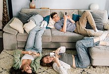 Teenager mit Smartphones - Zacharie Scheurer/dpa-tmn