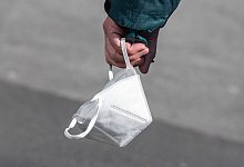 Maske - Foto: Boris Roessler/dpa