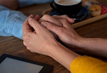 Zwei Personen halten sich an den Händen - Joseffson/Westend61/dpa-tmn