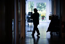 Reinigungskraft - Foto: Daniel Reinhardt/dpa