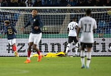 Der entscheidende Treffer: Deutschlands Torh&uuml;ter Noah Atubolu kann das 1:0 durch Frankreichs Amine Gouiri nicht verhindern. - Hendrik Schmidt/dpa