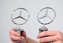 Ein original Mercedes-Benz-Stern (l) und eine Fälschung (r). Immer wieder tauchen gefälschte Autoteile auf. Die Hersteller intensivieren den Kampf gegen Fälscher. - Bernd Weißbrod/dpa