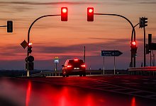 Auto wartet an einer roten Ampel - Jan Woitas/dpa-Zentralbild/dpa