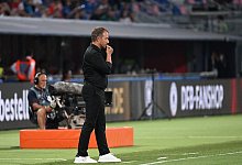 Ein nachdenklicher Bundestrainer: Hansi Flick verfolgt den Spielverlauf in Italien. - Federico Gambarini/dpa