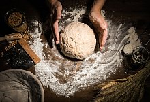 Frau knetet Dinkelbrot-Teig - Christin Klose/dpa-tmn