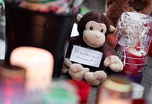 Anteilnahme nach Brand - Foto: Marcel Kusch/dpa