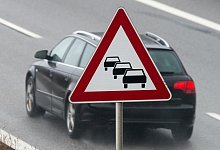 Warnung vor dichtem Verkehr - Foto: picture alliance / dpa