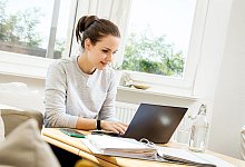 Eine Frau arbeitet am Laptop - Christin Klose/dpa-tmn