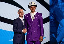 Paolo Banchero (r) steht neben NBA-Boss Adam Silver, nachdem er von den Orlando Magic als Nummer eins im Draft ausgewählt wurde. - John Minchillo/AP/dpa