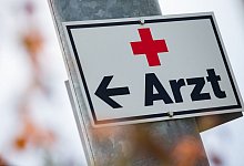 Schild mit Aufschrift «Arzt» - Tom Weller/dpa