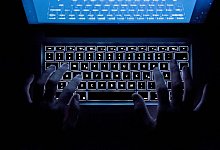 Hände auf einer Tastatur - Foto: Silas Stein/dpa/dpa-tmn