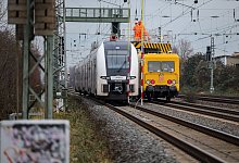 Zug in D&uuml;sseldorf-Reisholz liegengeblieben - Christoph Reichwein/dpa