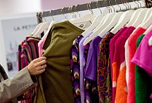 Im Second Hand Shop - Zacharie Scheurer/dpa-tmn