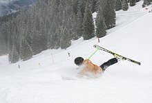 Skifahrer st&uuml;rzt auf der Piste - Benjamin Nolte/dpa-tmn