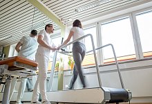 Eine Patientin auf einem Laufband in einer Reha - Christin Klose/dpa-tmn