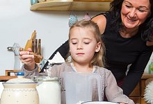 Mutter und Tochter backen gemeinsam - Benjamin Nolte/dpa-tmn