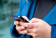 Mensch mit Smartphone in den Händen - Bernd Diekjobst/dpa-tmn