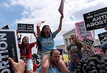 Abtreibungsgegner feiern das Urteil des Obersten Gerichtshofs, mit dem das Urteil Roe v. Wade gekippt wurde, in Washington. - Jose Luis Magana/AP/dpa