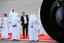 Bundeswirtschaftsminister Robert Habeck wird auf dem Flughafen von Doha verabschiedet, bevor er weiter nach Abu Dhabi fliegt. - Bernd von Jutrczenka/dpa