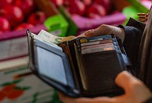 Eine Frau holt eine 5-Euro-Banknote aus ihrem Portemonnaie - Fernando Gutierrez-Juarez/dpa-Zentralbild/dpa-tmn