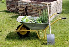 Schubkarren im Test - Foto: Nestor Bachmann/dpa-tmn