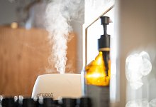 Aroma-Diffusor steht in einer Wohnung - Zacharie Scheurer/dpa-tmn