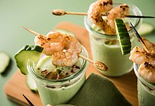 Kalte Gurkensuppe mit Garnelenspießen - Christin Klose/dpa-tmn