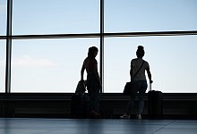 Passagiere stehen im Flughafen Dresden auf der Aussichtsplattform - Sebastian Kahnert/dpa