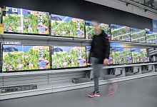 Fernseher stehen in einem Elektronikmarkt - Laura Ludwig/dpa-tmn