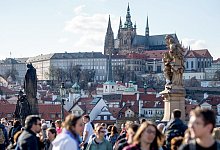 Touristen in Prag - Foto: Monika Skolimowska/dpa/dpa-tmn