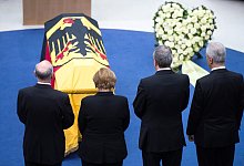 Kanzlerin verneigt sich - Foto: Ina Fassbender