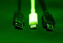 Ladebuchsen in Elektrogeräten - Foto: Mohssen Assanimoghaddam/dpa