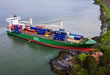 Container-Schiff läuft auf Grund und auf Privatgrundstück - Jan Langhaug/NTB/dpa