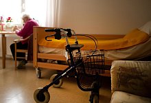 Eine Seniorin in einem Pflegeheim - Arno Burgi/dpa-Zentralbild/dpa-tmn