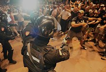 Protesten gegen Regierung in Serbien - Darko Vojinovic/AP/dpa