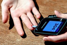 Blutzucker mit trockenen H&auml;nden messen - Foto: Jens Kalaene/dpa-Zentralbild/dpa-tmn