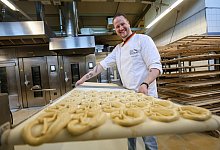 Brot-Sommelier Florian Lutz schiebt ein Blech Brezeln in den Ofen - Christoph Schmidt/dpa-tmn