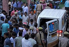 Mehrere Tote nach Massenpanik in Indien - Manoj Aligadi/AP/dpa