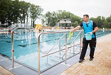 Im Freibad - Foto: Rolf Vennenbernd/dpa