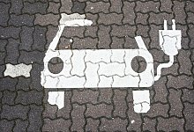 Ein Symbol markiert einen Parkplatz für Elektroautos - Julian Stratenschulte/dpa