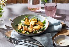 Kartoffel-Rhabarber-Salat - KMG/die-Kartoffel.de/dpa-tmn