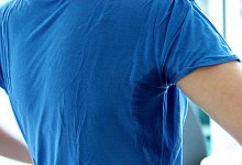 Schwei&szlig;flecken unter den Achseln - Mascha Brichta/dpa-tmn