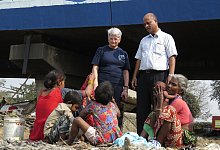 Ella N&ouml;lting und Carlton Rixon unterhalten sich mit einer indischen Familie, die unter einer Br&uuml;cke lebt. Rixon &uuml;bersetzt. - Ingo Kalischek