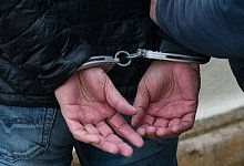 Zivilfahnder der Kripo nahmen den polizeibekannten Bielefelder am Dienstagabend fest. Er hatte bei einem misslungenem &Uuml;berfall Waffe und Maske zur&uuml;cklassen m&uuml;ssen. - Symbolfoto: picture alliance