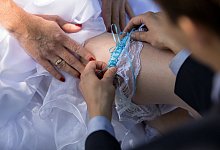 Braut mit Strumpfband - Foto: Christin Klose/dpa-tmn