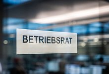 Schild mit der Aufschrift "Betriebsrat" - Nico Tapia/dpa-tmn