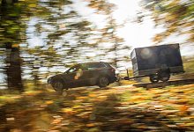 Ein Auto mit Anhänger fährt die Straße entlang - Christin Klose/dpa-tmn